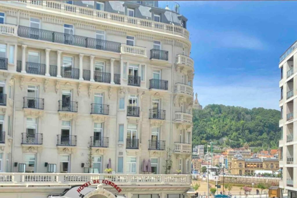 New Gorgeous Central Apartment - Beachfront - 3 Bd سان سيباستيان المظهر الخارجي الصورة