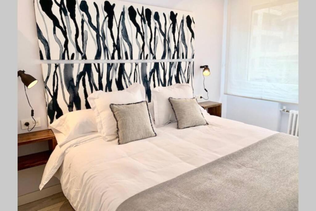 New Gorgeous Central Apartment - Beachfront - 3 Bd سان سيباستيان المظهر الخارجي الصورة