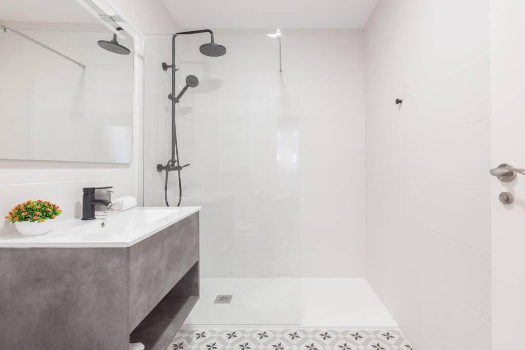 New Gorgeous Central Apartment - Beachfront - 3 Bd سان سيباستيان المظهر الخارجي الصورة
