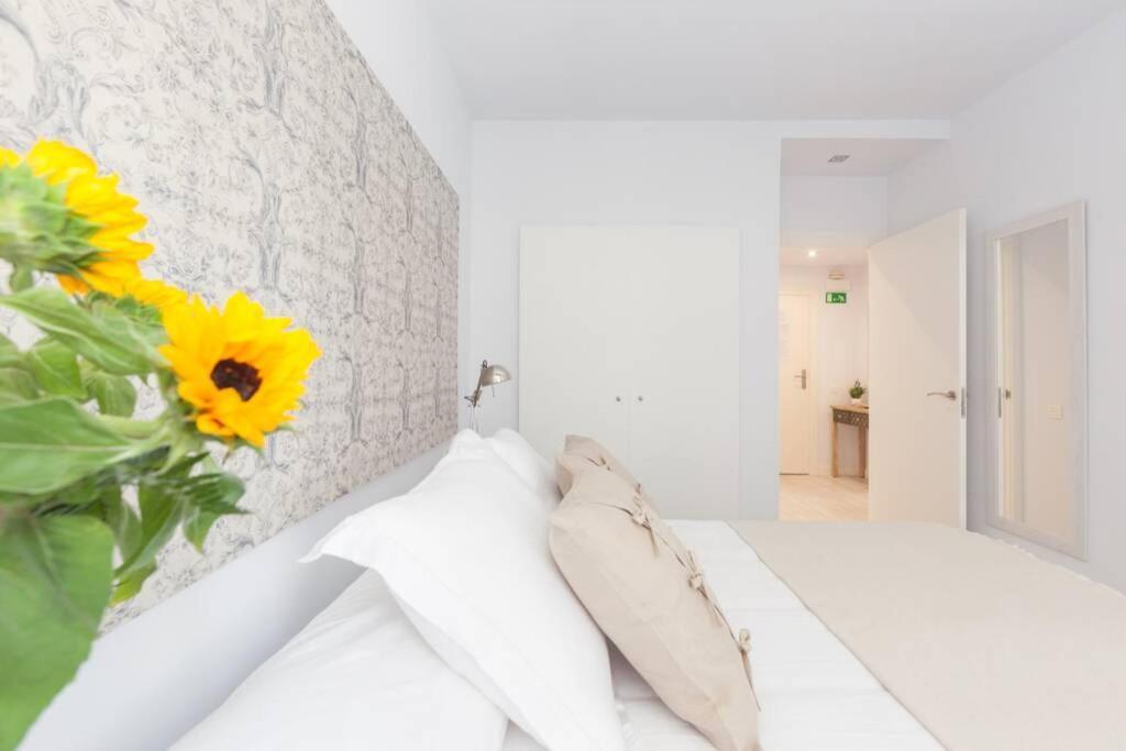 New Gorgeous Central Apartment - Beachfront - 3 Bd سان سيباستيان المظهر الخارجي الصورة